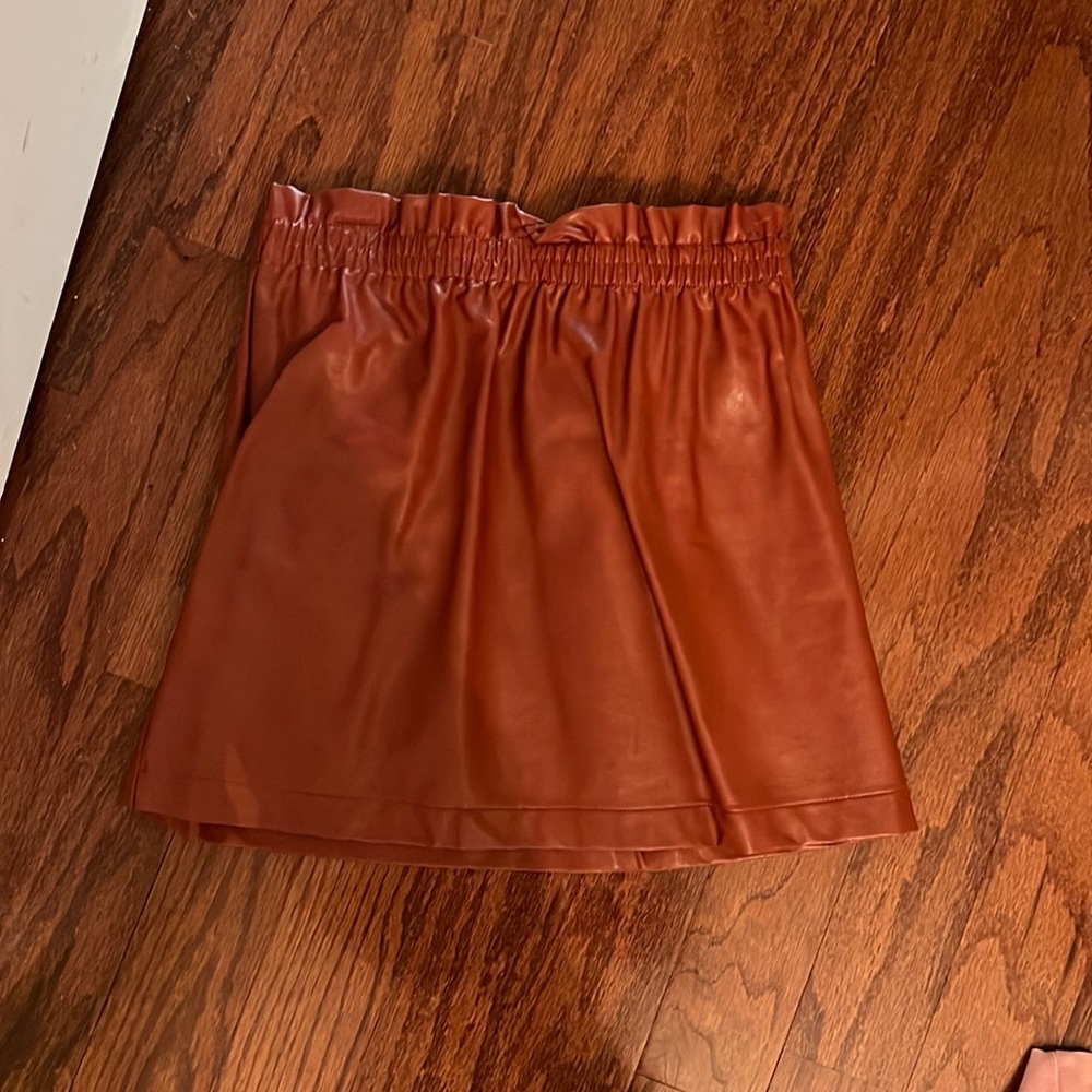 Cute burgundy gianni bini mini skirt. Such a great fall color!